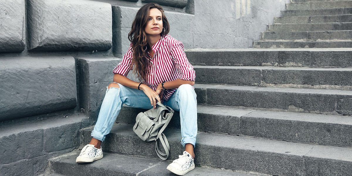 چند روش جذاب برای ست کردن لباس زنانه با کفش کتانی